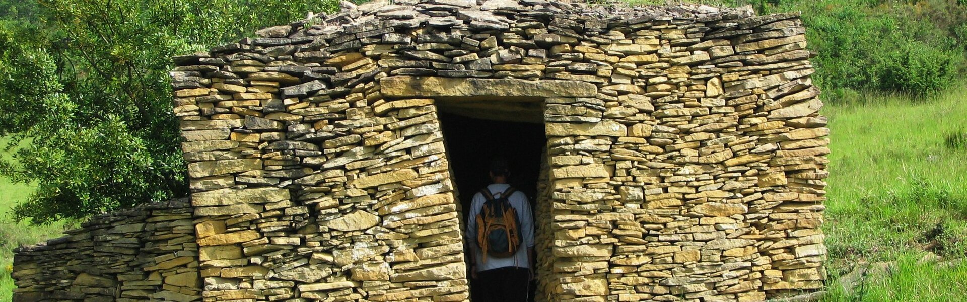 Les Cabanes en pierre sèche commune de camon